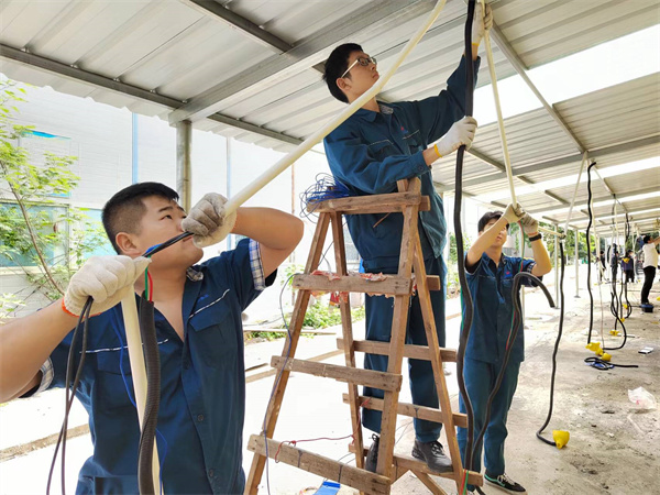 修建车棚解难题 新人支援效率高1采用.jpg